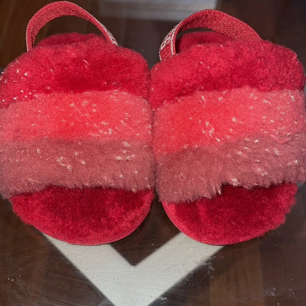 Red metallic Ugg Fluff Yeah. Size 04/05. In great condition.